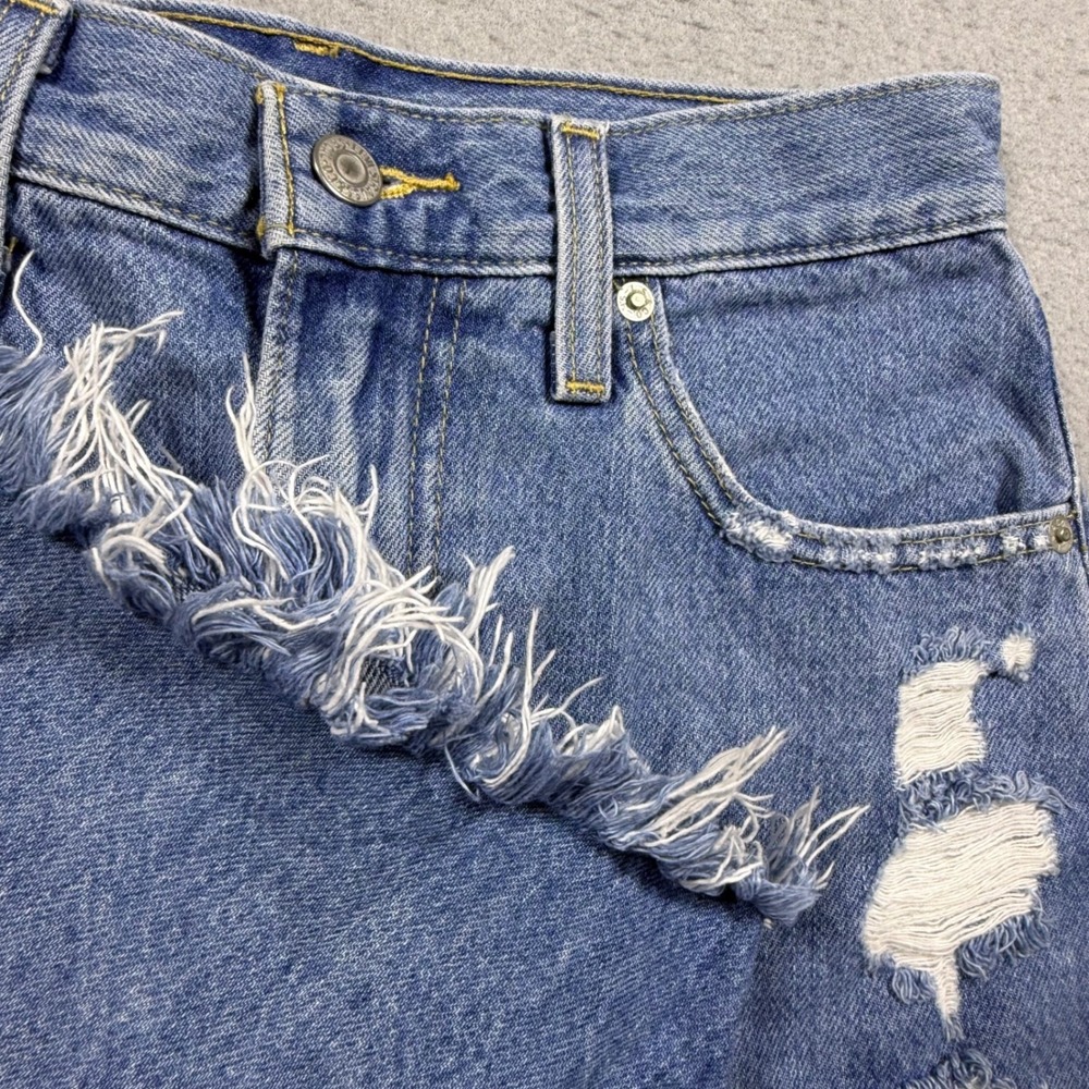 Levis High Waisted Mom Shorts Distressed Medium Wash Denim Blue Frayed Size 26